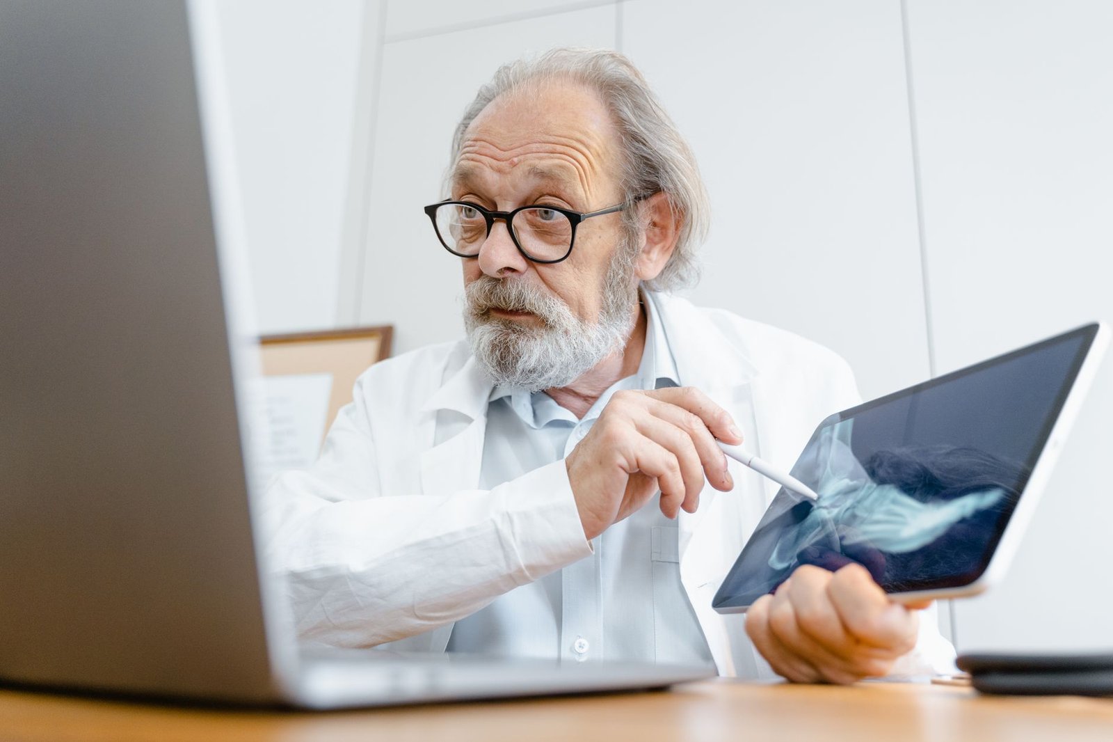 Physician explaining how mesothelioma is diagnosed for VA claims using scan results with a veteran